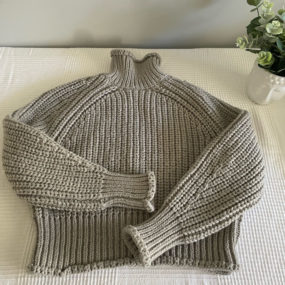 H&M thick knit sweater size small